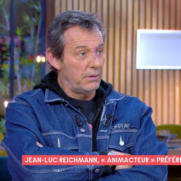 Jean-Luc Reichmann raconte sur le plateau de C à Vous comment Alain Delon l'a mis en garde pour protéger sa femme Nathalie au début de leur relation