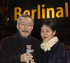 Hong Sang-soo (Grand prix du jury) et Min-hee - Press room de la 72ème édition du Festival International du Film de Berlin, La Berlinale, à l'Hotel Grand Hyatt à Berlin. Le 16 février 2022 © Imago / Panoramic / Bestimage