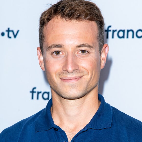 Hugo Clément lors du photocall dans le cadre de la conférence de presse de France Télévisions au Pavillon Gabriel à Paris, France, le 24 août 2021. © Pierre Perusseau/Bestimage 