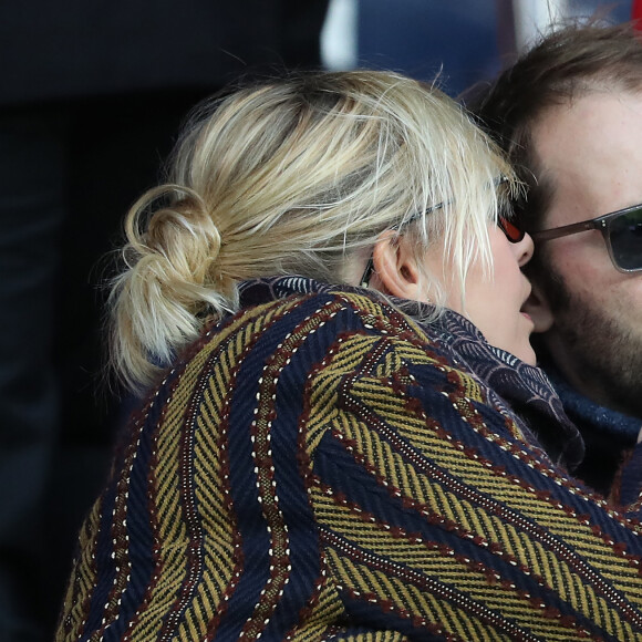 Flavie Flament et son compagnon Vladimir - Célébrités dans les tribunes du parc des princes lors du match de football de ligue 1, Paris Saint-Germain (PSG) contre FC Nantes à Paris, France, le 18 novembre 2017. Le PSG a gagné 4-1.