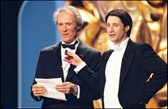 Antoine de Caunes, maître de cérémonie, avec Clint Eastwood, lors des César en 1998. 