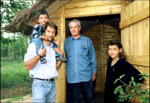 Antoine de Caunes en famille, avec sa fille Emma, son père le journaliste Georges de Caunes et son fils Louis en 1990.