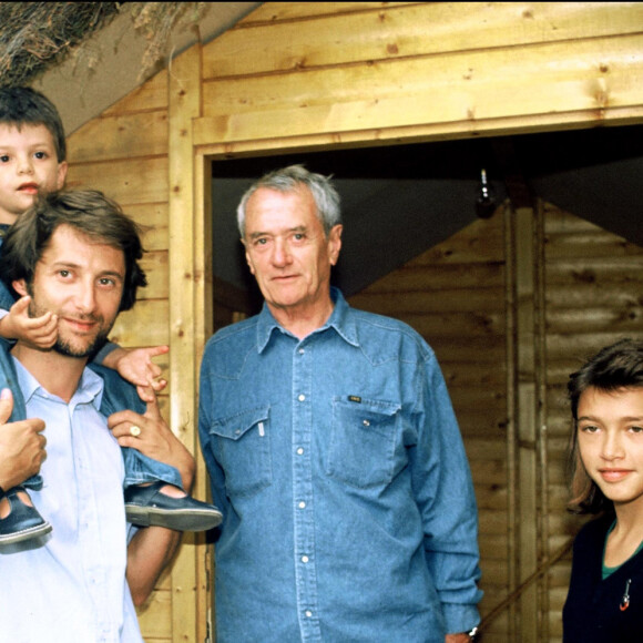 Antoine de Caunes en famille, avec sa fille Emma, son père le journaliste Georges de Caunes et son fils Louis en 1990.