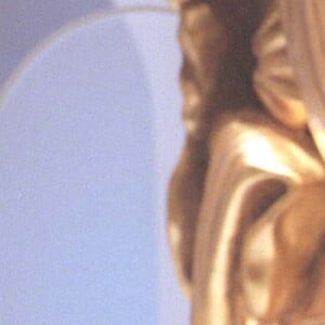 Emma de Caunes reçoit le César du Meilleur espoir féminin pour "Un frère", face à son père Antoine de Caunes, maître de cérémonie des César en 1998. 