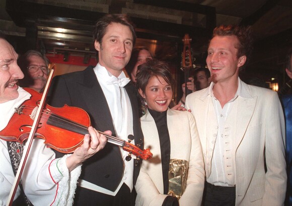 Emma de Caunes avec son César, entre son père Antoine de Caunes et Sinclair, en 1998.