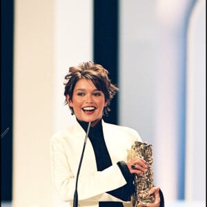 Emma de Caunes reçoit le César du Meilleur espoir féminin pour "Un frère", face à son père Antoine de Caunes, maître de cérémonie des César en 1998.
