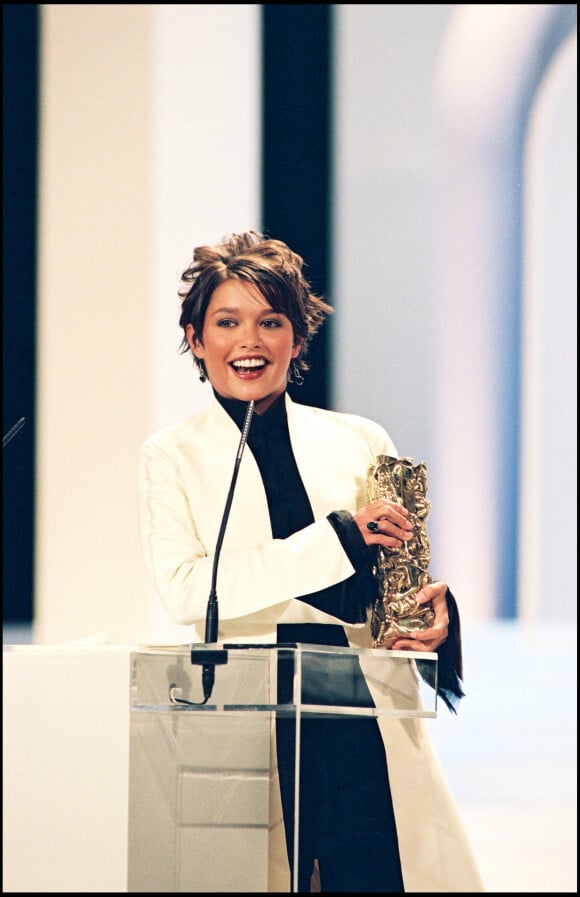 Emma de Caunes reçoit le César du Meilleur espoir féminin pour "Un frère", face à son père Antoine de Caunes, maître de cérémonie des César en 1998.