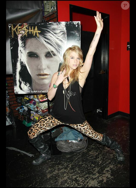 La chanteuse Ke$ha dédicace son album au magasin Hot Topic à Hollywood le 9 janvier 2010