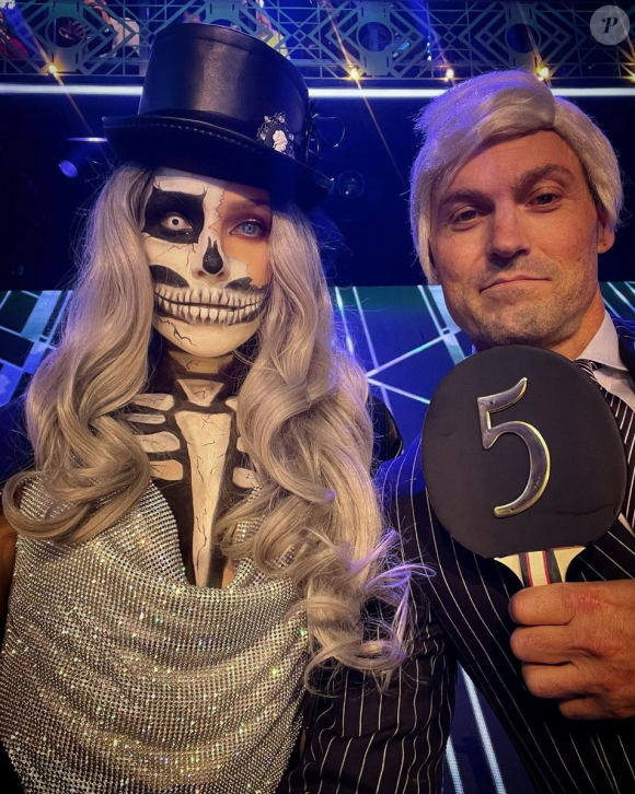 Brian Austin Green et sa compagne Sharna Burgess, déguisés dans l'émission "Dancing With The Stars" spécial Halloween. Octobre 2021.