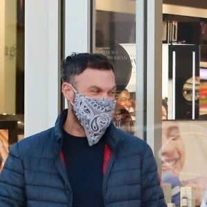 Exclusif - Brian Austin Green et sa compagne Sharna Burgess se promènent à Los Angeles, le 18 janvier 2022.