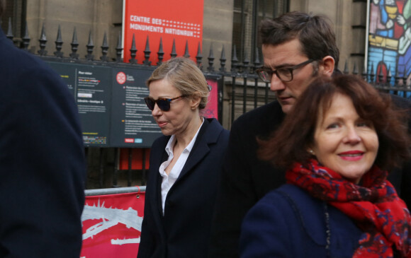 Exclusif - Patricia Ménard (ex-femme de Jérôme Cahuzac) quitte le tribunal dans l'affaire du compte caché à l'étranger de son ex-mari Jérôme Cahuzac à Paris le 8 décembre 2016.