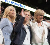 Line Renaud et Brigitte Macron et ses filles Laurence et Tiphaine - La famille, les amis et soutiens d'Emmanuel Macron dans les tribunes lors du grand meeting d'Emmanuel Macron, candidat d'En Marche! à l'élection présidentielle 2017, à l'AccorHotels Arena à Paris, France, le lundi 17 avril 2017.
