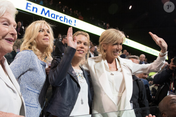 Line Renaud et Brigitte Macron et ses filles Laurence et Tiphaine - La famille, les amis et soutiens d'Emmanuel Macron dans les tribunes lors du grand meeting d'Emmanuel Macron, candidat d'En Marche! à l'élection présidentielle 2017, à l'AccorHotels Arena à Paris, France, le lundi 17 avril 2017.