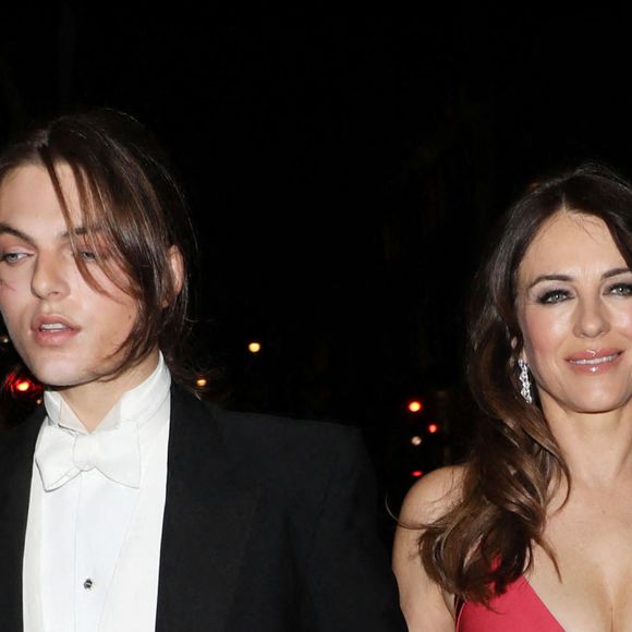 Elizabeth Hurley et son fils Damian Hurley ont assisté à la soirée d'anniversaire de Joan Collins (88 ans) au Claridge's Hotel à Londres, le 18 février 2022.