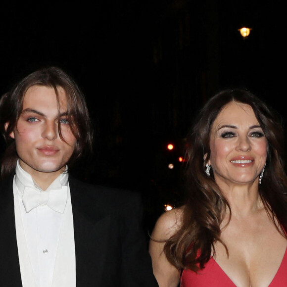 Elizabeth Hurley et son fils Damian Hurley ont assisté à la soirée d'anniversaire de Joan Collins (88 ans) au Claridge's Hotel à Londres, le 18 février 2022.