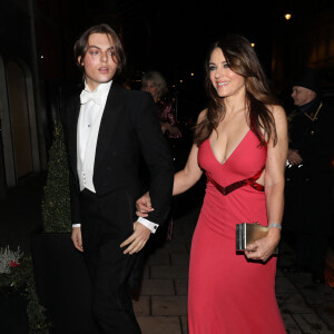 Elizabeth Hurley et son fils Damian Hurley ont fait une nouvelle sortie remarquée, un an et demi après le suicide de l'ex de l'actrice et papa du jeune homme, Steve Bing.