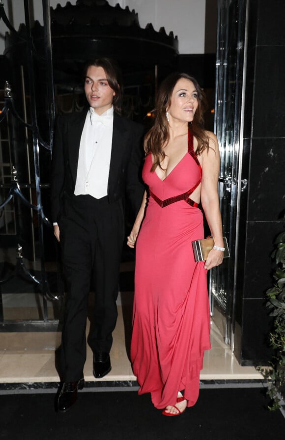 Elizabeth Hurley et son fils Damian Hurley ont assisté à la soirée d'anniversaire de Joan Collins (88 ans) au Claridge's Hotel à Londres, le 18 février 2022.
