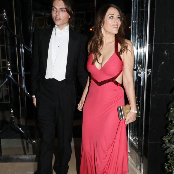 Elizabeth Hurley et son fils Damian Hurley ont assisté à la soirée d'anniversaire de Joan Collins (88 ans) au Claridge's Hotel à Londres, le 18 février 2022.