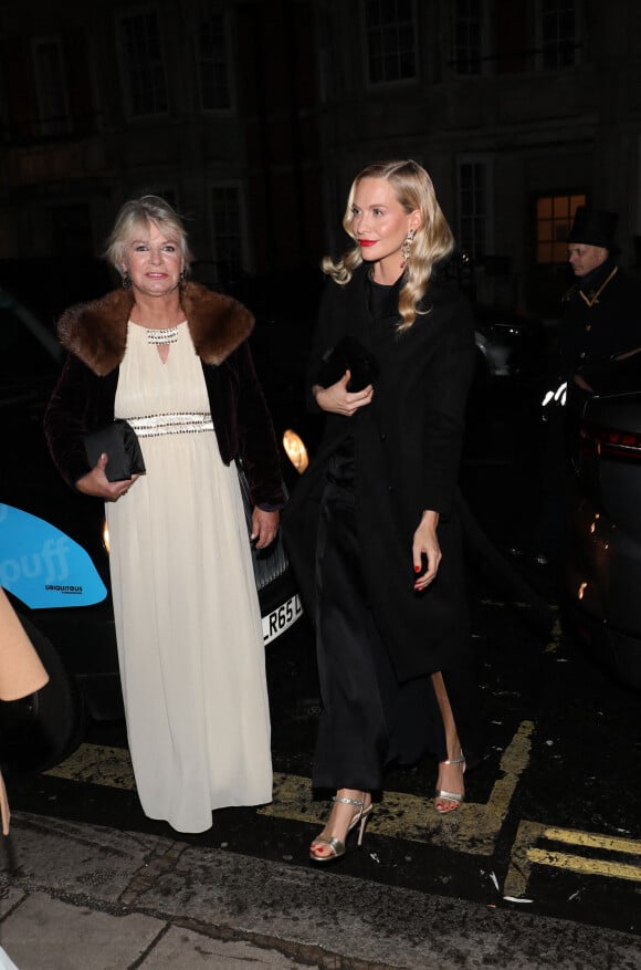 Poppy Delevingne et sa mère ont assisté à la soirée d'anniversaire de Joan Collins (88 ans) au Claridge's Hotel à Londres, le 18 février 2022.