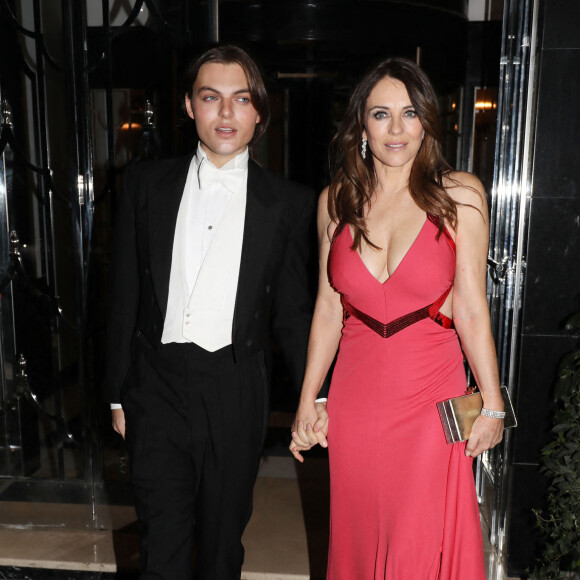 Elizabeth Hurley et son fils Damian Hurley ont assisté à la soirée d'anniversaire de Joan Collins (88 ans) au Claridge's Hotel à Londres, le 18 février 2022.