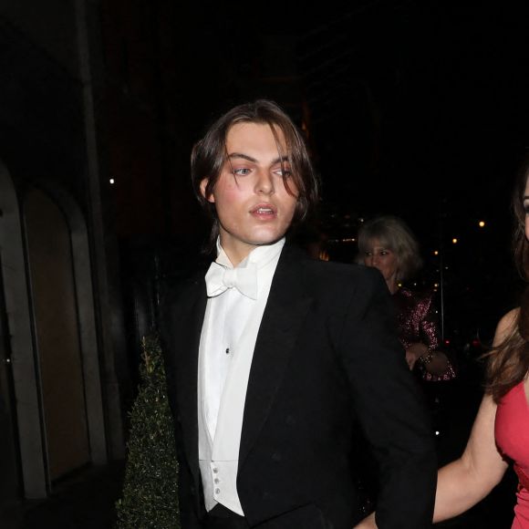 Elizabeth Hurley et son fils Damian Hurley ont assisté à la soirée d'anniversaire de Joan Collins (88 ans) au Claridge's Hotel à Londres, le 18 février 2022.