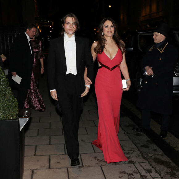 Elizabeth Hurley et son fils Damian Hurley ont assisté à la soirée d'anniversaire de Joan Collins (88 ans) au Claridge's Hotel à Londres, le 18 février 2022.