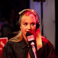 Angèle revient avec émotion sur son coming out forcé, "l'étape de trop"