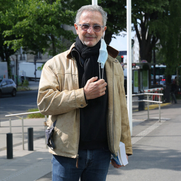 Exclusif - Thierry Lhermitte quitte les studios de Radio France à Paris le 3 mai 2021. © Panoramic / Bestimage 