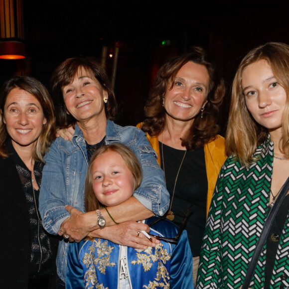 Martine Laroche-Joubert entourée de ses filles Alexia Laroche-Joubert et Brigitte Martin Saint Léon, et de ses petites filles Solveig Blanc et Isaure Multrier - Soirée de lancement du livre "Une femme au front" de Martine Laroche-Joubert au Buddha Bar à Paris, le 18 avril 2019. © CVS/Bellak/Bestimage