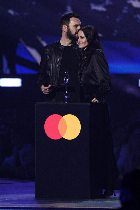 Johnny McDaid, Courtney Cox - Les personnalités assistent aux Brit Awards à l'O2 Arena à Londres, le 8 février 2022. 