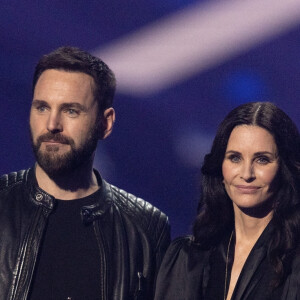 Courteney Cox, Johnny McDaid - Scène des Brit Awards 2022 à l'O2 Arena à Londres le 8 février 2022.