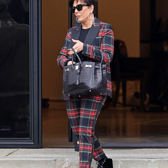 Kris Jenner et son compagnon Corey Gamble font du shopping à Los Angeles, le 13 décembre 2021. 