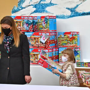 Camille Gottlieb et la princesse Stéphanie de Monaco entourent la princesse Gabriella de Monaco - Arbre de Noël du palais princier pour les enfants monégasques au palais princier en présence du prince Jacques et de la princesse Gabriella de Monaco, la princesse Stéphanie et de ses enfants Louis Ducruet et Camille Gottlieb, le 15 décembre 2021. © Bruno BEBERT / Bestimage