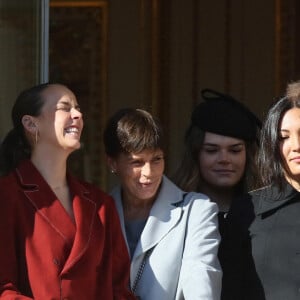 Pauline Ducruet, Camille Gottlieb, la princesse Stéphanie de Monaco, Louis Ducruet et sa femme Marie - La famille princière de Monaco apparaît au balcon du palais lors de la fête nationale de Monaco, le 19 novembre 2021. © Bebert-Jacovides/Bestimage