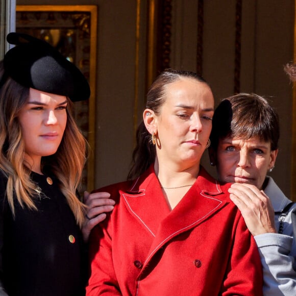 Camille Gottlieb, Pauline Ducruet, la princesse Stéphanie de Monaco et Louis Ducruet - La famille princière de Monaco apparaît au balcon du palais lors de la fête nationale de Monaco, le 19 novembre 2021. © Claudia Albuquerque/Bestimage