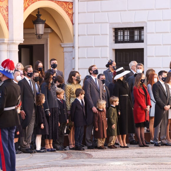 Andrea Casiraghi avec sa femme Tatiana Santo Domingo et leurs enfants, Sacha et India, Charlotte Casiraghi et son fils Raphaël Elmaleh, Pierre Casiraghi avec sa femme, Beatrice Borromeo et leurs enfants Francesco et Stephano, la princesse Alexandra de Hanovre, Louis Ducruet, sa femme Marie, Pauline Ducruet, Camille Gottlieb et Gareth Wittstock - La famille princière de Monaco lors de le prise d'Armes, remise d'insignes et défilé militaire sur la place du Palais lors de la fête nationale de Monaco, le 19 novembre 2021. © Jean-Charles Vinaj/Pool Monaco/Bestimage