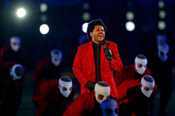 The Weeknd se produit au Super Bowl Halftime Show au Raymond James Stadium de Tampa en Floride