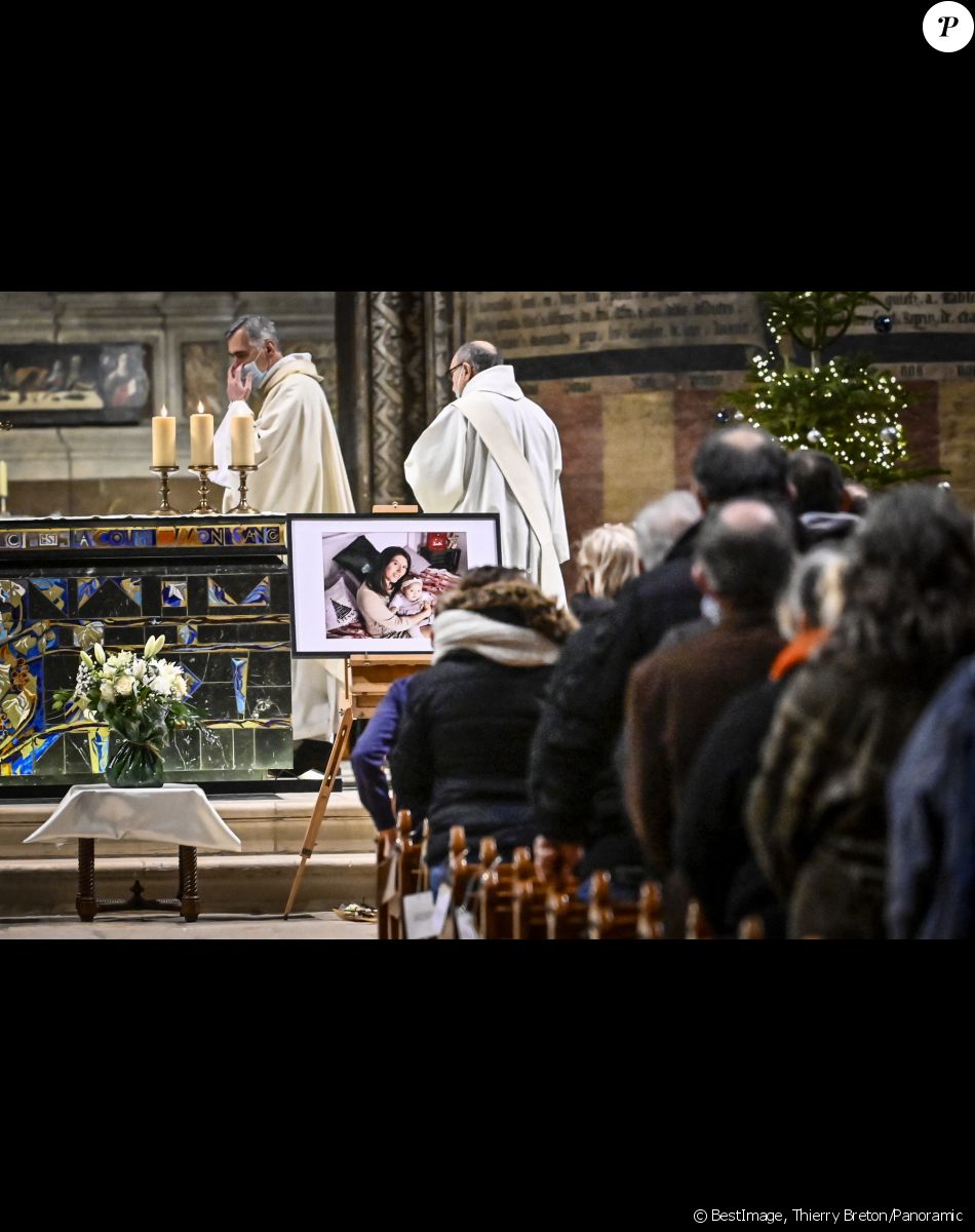 Un rassemblement religieux a lieu à la cathédrale d'Albi, France, le 8 janvier 2022, à l'initiative de la soeur et d'une amie de Delphine Jubillar.