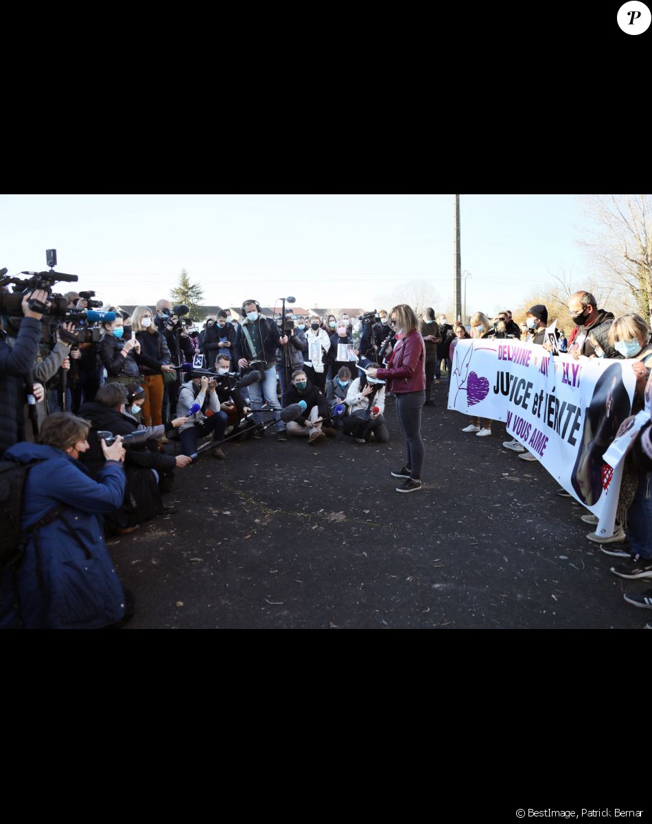 La famille et les proches se sont réunis pour une marche blanche en hommage à Delphine Jubillar, l'infirmière de 33 ans, disparue il y a un an, à Cagnac-les-Mines. Le 19 décembre 2021