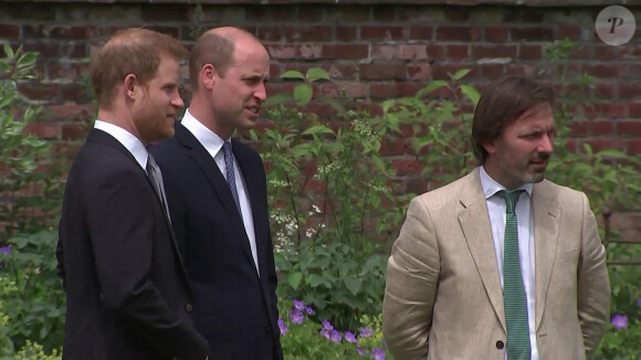 Le prince William, duc de Cambridge, et son frère Le prince Harry, duc de Sussex, se retrouvent à l'inauguration de la statue de leur mère, la princesse Diana dans les jardins de Kensington Palace à Londres le 1er juillet 2021. 