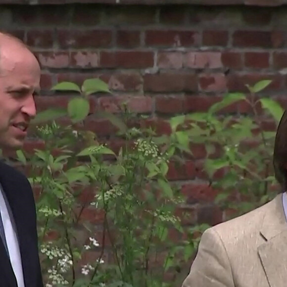 Le prince William, duc de Cambridge, et son frère Le prince Harry, duc de Sussex, se retrouvent à l'inauguration de la statue de leur mère, la princesse Diana dans les jardins de Kensington Palace à Londres le 1er juillet 2021. 