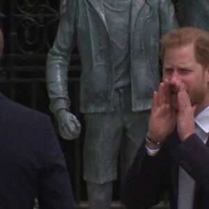 Le prince William, duc de Cambridge, et son frère Le prince Harry, duc de Sussex, se retrouvent à l'inauguration de la statue de leur mère, la princesse Diana dans les jardins de Kensington Palace à Londres le 1er juillet 2021. 