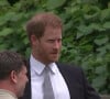 Le prince William, duc de Cambridge, et son frère Le prince Harry, duc de Sussex, se retrouvent à l'inauguration de la statue de leur mère, la princesse Diana dans les jardins de Kensington Palace à Londres le 1er juillet 2021. 