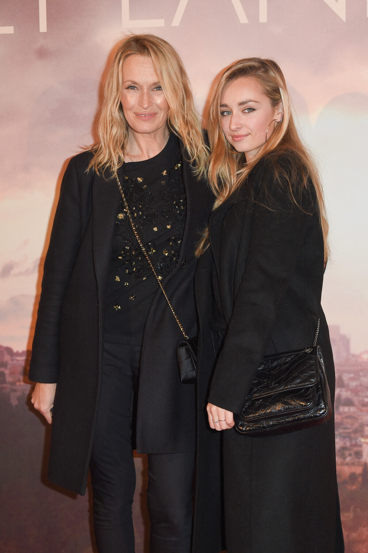 Vidéo Estelle Lefébure Avec Sa Fille Emma Smet à Lavant Première Du Film Holy Lands Au 