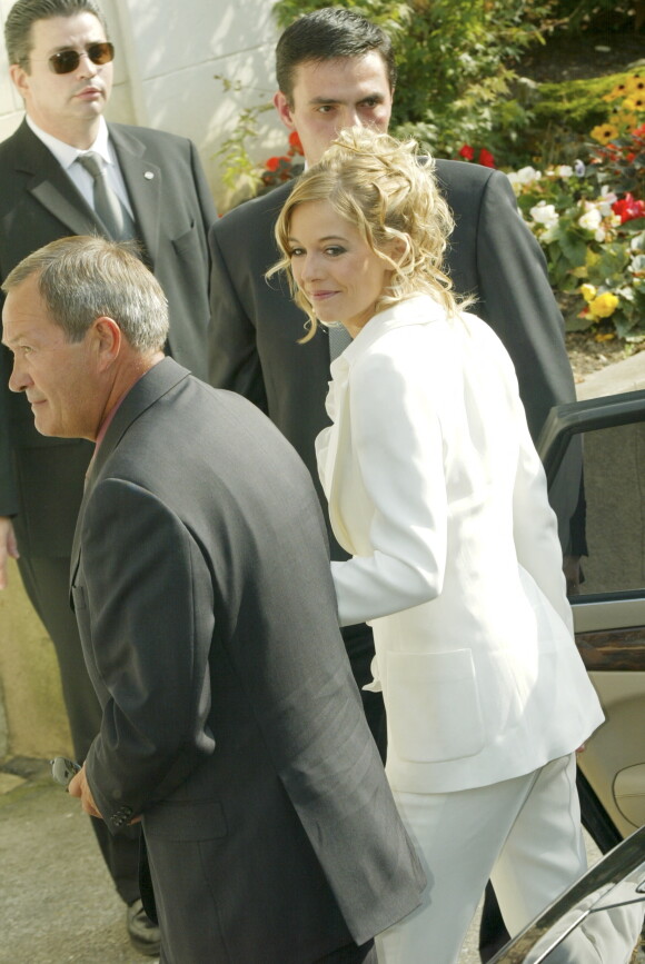 Archives - A la mairie de Bougival, Flavie Flament au bras de son père lors de son mariage avec Benjamin Castaldi le 21 septembre 2002.