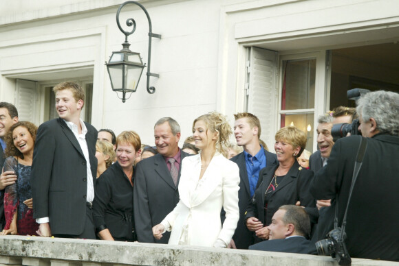 Archives - A la mairie de Bougival, Flavie Flament entourée de ses parents et de ses frères Olivier et Maxime lors de son mariage avec Benjamin Castaldi le 21 septembre 2002.