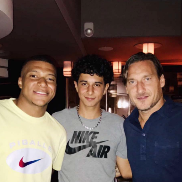 Kylian Mbappé, Noa Nehar et Francesco Totti en juin 2020.