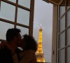 Le bisou de Samuel Le Bihan et sa chérie Stefania à côté de la Tour Eiffel