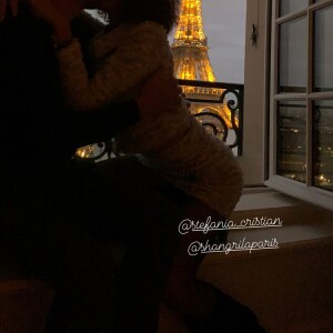 Le bisou de Samuel Le Bihan et sa chérie Stefania à côté de la Tour Eiffel