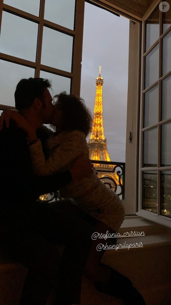 Le bisou de Samuel Le Bihan et sa chérie Stefania à côté de la Tour Eiffel